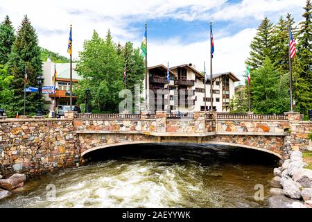 Vail, USA - 29 juin 2019 : European style resort village ville personnes dans le Colorado et Gore Creek river l'eau qui coule sous le pont Banque D'Images