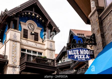 Vail, USA - 29 juin 2019 : Inscription pour Blue Moose Pizza sur rue à la zone commerçante de Colorado dans Lionshead Village avec l'architecture Bavaroise Banque D'Images