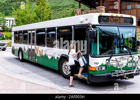 Vail, USA - 29 juin 2019 : Les gens d'autobus sur la rue Lionshead circle road dans le Colorado ski resort town summer Banque D'Images