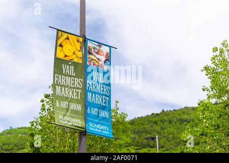 Vail, USA - 29 juin 2019 : Petite station de ski Colorado ville avec signe pour un marché de producteurs en été bannière sur lamp post Banque D'Images