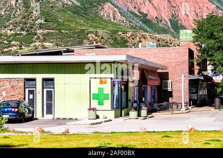 Glenwood Springs, États-Unis - 10 juillet 2019 : le centre-ville historique de street dans le Colorado avec green cross médicale un dispensaire de marijuana pour signer Banque D'Images