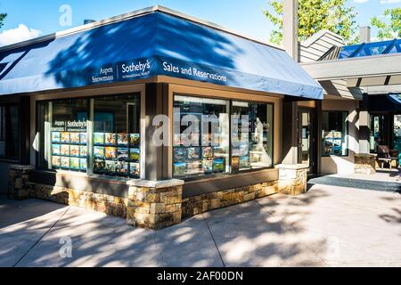 Aspen, USA - Le 24 juin 2019 : la ville de Snowmass village l'été dans le centre-ville de Colorado avec base village business pour Sotheby's real estate Banque D'Images