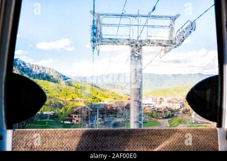 Aspen, USA - Le 24 juin 2019 : Snowmass village ville en centre-ville à l'intérieur de Colorado ski-lift sky cab gondola avec câbles Banque D'Images
