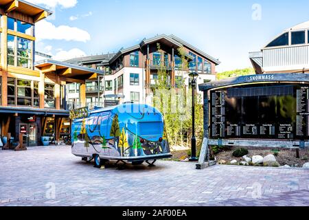 Aspen, USA - Le 24 juin 2019 : Snowmass village town square dans la ville de base dans le centre-ville de Colorado avec personne et signe par camion Airstream Banque D'Images