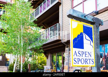 Aspen, USA - Le 24 juin 2019 : Snowmass village petite ville centre commercial en centre-ville de Colorado avec sports Store Se connecter Banque D'Images