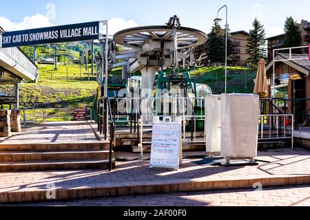 Aspen, USA - Le 24 juin 2019 : Snowmass village ville en centre-ville de Colorado avec sky cab gondola panneau d'entrée en été Banque D'Images