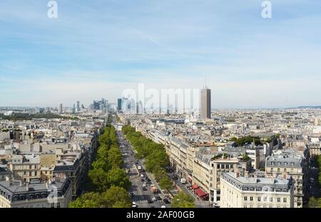 Vue du dessus du nord-ouest de l'Arc de Triomphe le long de longue avenue en direction de la Grande Arche de La Défense Banque D'Images