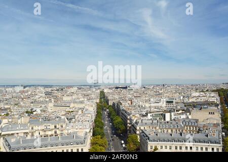 La ville de Paris depuis le haut de l'Arc de Triomphe, à au nord le long de l'Avenue de Wagram. Dans la distance, le Tribunal moderne de Paris stan bâtiment Banque D'Images