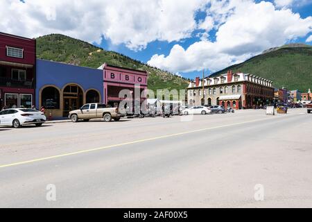 Silverton, USA - Le 14 août 2019 : Petite ville village vue grand angle du Colorado avec route principale et historique architecture maisons colorées Banque D'Images