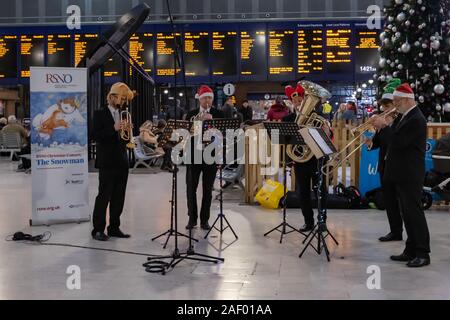 Glasgow, Ecosse, Royaume-Uni. 11 Décembre 2019 : Des musiciens de l'orchestre National Royal d'Écosse, RSNO, donner une performance festive à la gare centrale pour promouvoir leur concert de Noël Le bonhomme de neige. Credit : Skully/Alamy Live News Banque D'Images