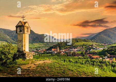 Monument historique porte rouge dans la vallée de Wachau, sur la rive du Danube. Spitz. Basse Autriche. Banque D'Images