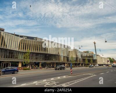 Copenhague, Danemark - Avril 26, 2019 : édifice moderne en verre sur la rue de Copenhague. Banque D'Images