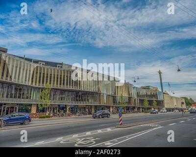 Copenhague, Danemark - Avril 26, 2019 : édifice moderne en verre sur la rue de Copenhague. Banque D'Images