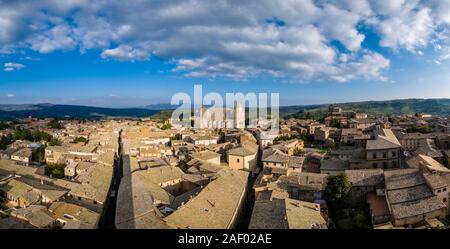 Vue panoramique vue aérienne de la ville médiévale et la cathédrale d'Orvieto, vu de la Torre del Moro Banque D'Images