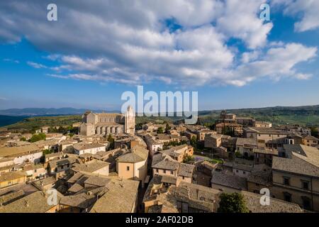 Vue panoramique vue aérienne de la ville médiévale et la cathédrale d'Orvieto, vu de la Torre del Moro Banque D'Images