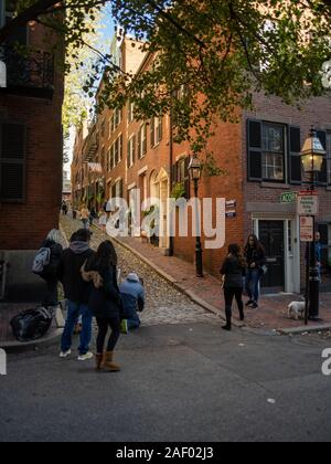 Acorn St. Boston Massachusetts avec les gens à prendre des photos Banque D'Images