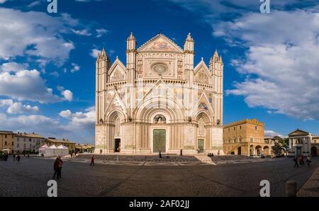 Vue panoramique de la façade gothique de l'art de la cathédrale d'Orvieto, vu à travers la Piazza Duomo Banque D'Images