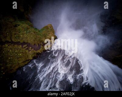 Vue aérienne de Skogafoss, chute d'Islande par drone Banque D'Images