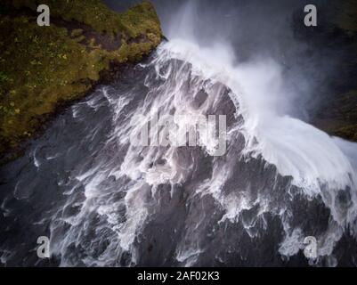 Vue aérienne de Skogafoss, chute d'Islande par drone Banque D'Images