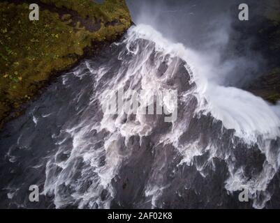 Vue aérienne de Skogafoss, chute d'Islande par drone Banque D'Images