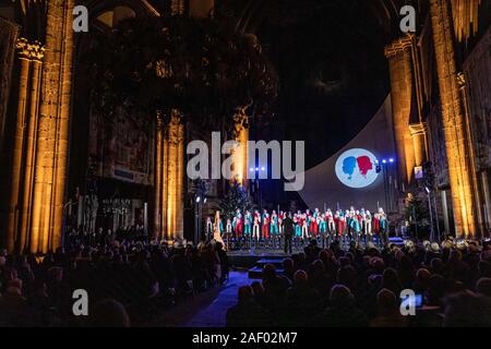 11 décembre 2019, la France (France), Straßburg : une chorale chante pendant un service commémoratif oecuménique à l'anniversaire de l'assassinat au marché de Noël à Strasbourg le 11 décembre 2018. À l'occasion de l'anniversaire d'une colonne commémorative a été érigée. Photo : Philipp von Ditfurth/dpa Banque D'Images