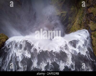 Vue aérienne de Skogafoss, chute d'Islande par drone Banque D'Images