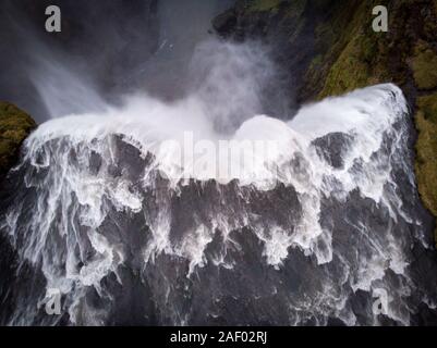 Vue aérienne de Skogafoss, chute d'Islande par drone Banque D'Images