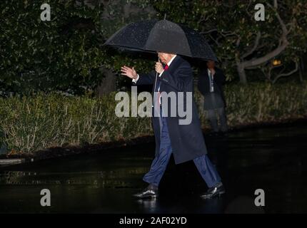 Washington, District de Columbia, Etats-Unis. Dec 10, 2019. Le Président des Etats-Unis, Donald Trump courbes à la presse qu'il sera de retour à la Maison Blanche à Washington, DC de Washington où il a pris la parole lors de deux rassemblements de campagne mardi. Credit : Ron Sachs/CNP/ZUMA/Alamy Fil Live News Banque D'Images