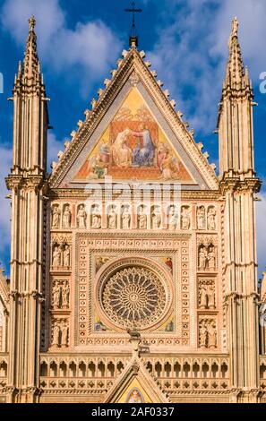 Vue de la partie supérieure de la façade gothique de l'art de la cathédrale d'Orvieto Banque D'Images