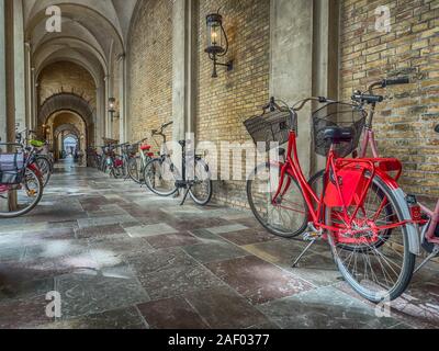 Copenhague, Danemark - Avril 26, 2019 : De nombreux vélos colorés de garé sur le passage à l'intérieur de l'édifice dans le Copenhagen Banque D'Images