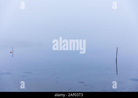 Brouillard sur Kerteminde Fjord, vue du Lillestranden, Kerteminde, Danemark, Funen Banque D'Images