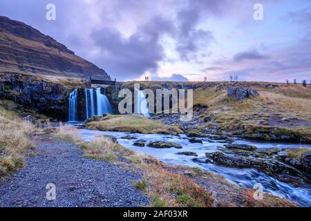 Soirée fantastique avec volcan Kirkjufell la côte de la péninsule de Snæfellsnes. Magnifique et pittoresque de la scène du matin. Emplacement endroit célèbre Kirkjufel Banque D'Images