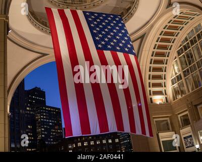 Un énorme drapeau américain est suspendu au toit de l'hôtel Boston Harbor Banque D'Images