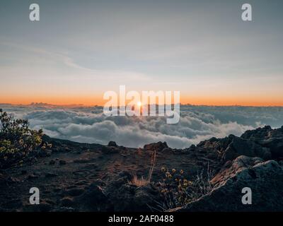 Vue depuis le sommet du volcan haleakala à Maui, Hawaï au coucher du soleil Banque D'Images