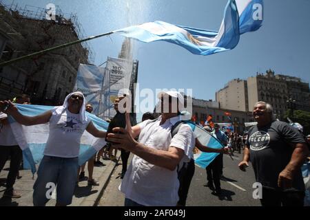 Buenos Aires, Buenos Aires, Argentine. Dec 10, 2019. Les gens célèbrent dans les rues au cours de l'investiture présidentielle de Fernandez en Argentine. Credit : Claudio Santisteban/ZUMA/Alamy Fil Live News Banque D'Images