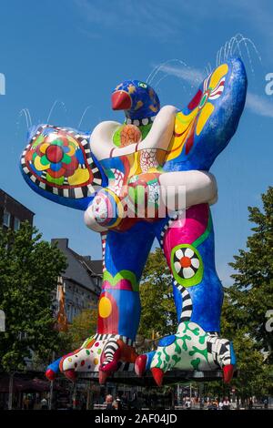 Fontaine de Lifesaver sur Brunnenmeile, sculpture de Niki de Saint Phalle et Jean Tinguely, Duisburg, Rhénanie-du-Nord-Westphalie, Allemagne, Europe Banque D'Images