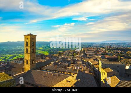 La Toscane, Volterra ville vue aérienne, clocher de l'église et vue panoramique sur le coucher du soleil. La Maremme, Italie, Europe Banque D'Images