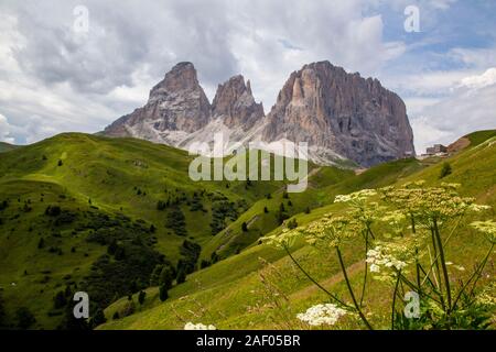 L'Saslonch, Sassolungo Langkofel Ladin (ou : Saslonch ; italien : Sassolungo [ˌSassoˈluŋɡo] ; Allemand : Langkofel [laŋˈkofl]) (3,181m) est le plus haut moun Banque D'Images