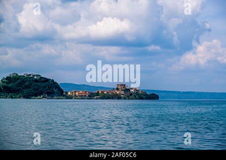 Sur le lac de Bolsena à la ville médiévale avec le château Rocca Farnese Banque D'Images