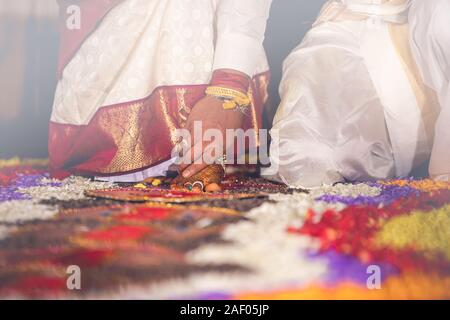 Rituel de mariage indien du sud Saptapadi. Groom holding brides pied pendant le mariage Banque D'Images