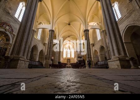 Vue panoramique à l'intérieur du hall principal de l'église Chiesa e Campanile di San Fortunato Banque D'Images