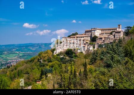 La petite ville médiévale est située à une pente de la colline, au-dessus du lac de Corbara Banque D'Images