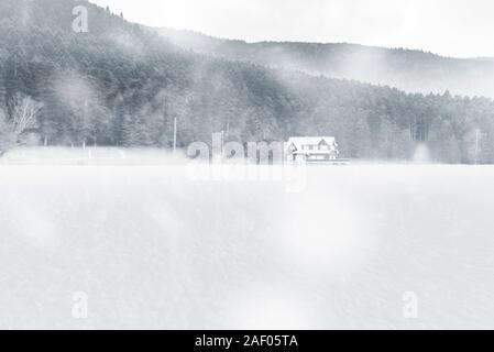 Bolu, Turquie - 24 Février 2018 : Maison du Lac en Bolu Abant lac avec la neige en hiver. Banque D'Images