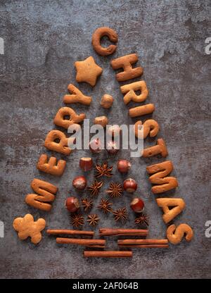 Gingerbread mots Joyeux Noël sur fond sombre Banque D'Images