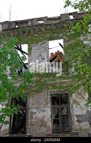 Vue avant de maison abandonnée après des incendies Banque D'Images