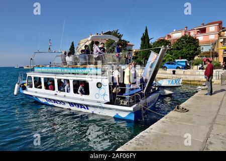 Les touristes prêts à descendre de bateau à fond de verre à port ville de Rovinj, Istrie, Croatie Banque D'Images