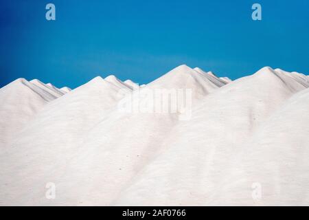 Des monticules de sel de mer à côté de la salines Bras del Port à Santa Pola, Espagne. Banque D'Images