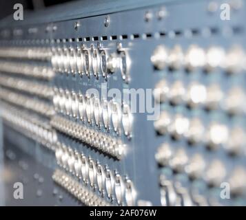 Les sockets de mélange. Connexions d'un matériel de sonorisation professionnel XLR audio patch panel. Banque D'Images