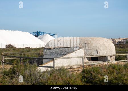 Les bunkers de la guerre civile espagnole dans les dunes de la plage de la Gola,Santa Pola, Aicante Province, avec sel de mer montagnes en arrière-plan Banque D'Images