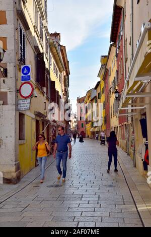 Rue pavée de marbre dans la pittoresque ville historique de Rovinj, Croatie Banque D'Images